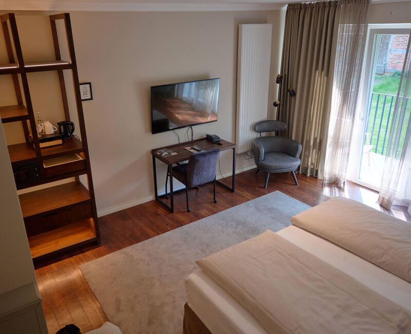 Business-Doppelzimmer auf Gut Altona mit Arbeitsplatz und Doppelbett