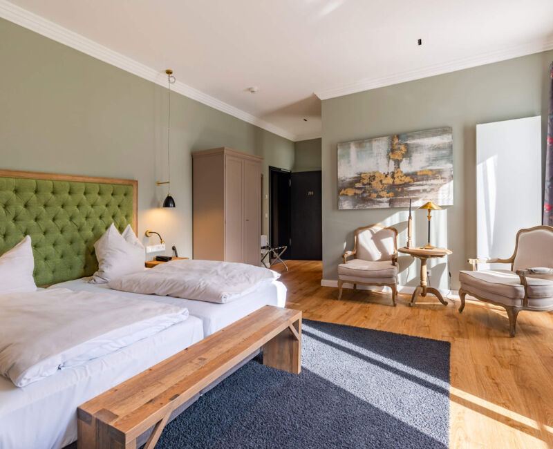 Premium-Doppelzimmer auf Gut Altona mit Doppelbett und Sitzecke
