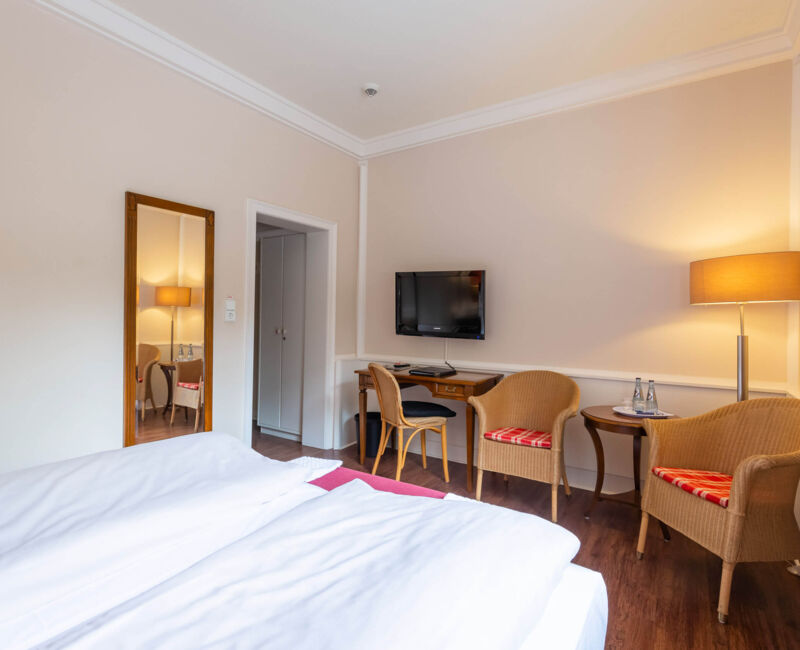 Standard-Doppelzimmer auf Gut Altona mit Doppelbett und Sitzgelegenheit