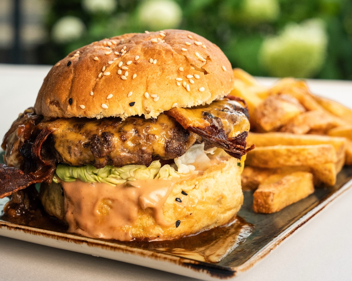 Der Gut Altona Burger mit Cheddar, Bacon und Home-Style-Pommes