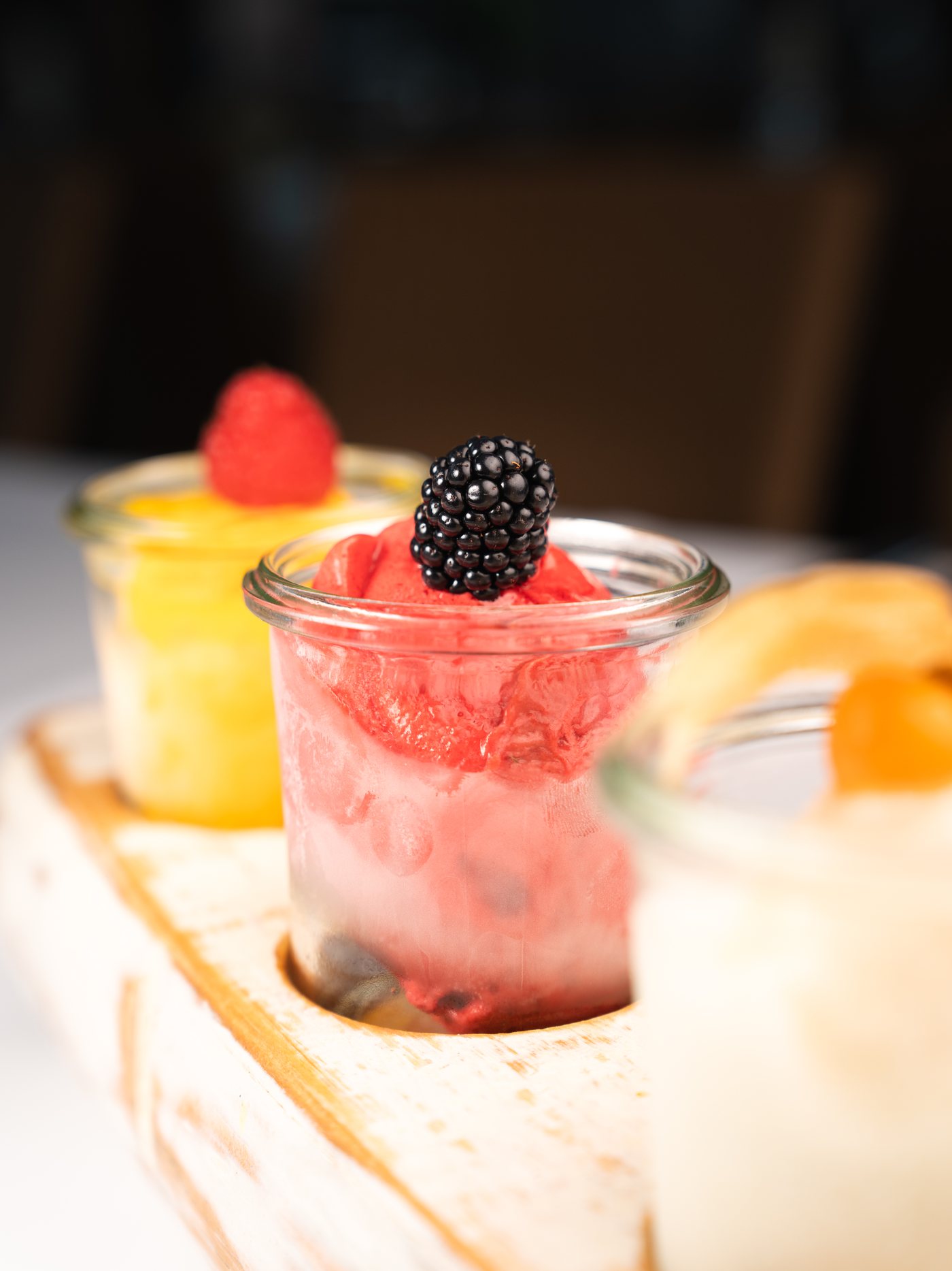 Dessertauswahl in Gläsern mit frischen Beeren im Restaurant Gut Altona