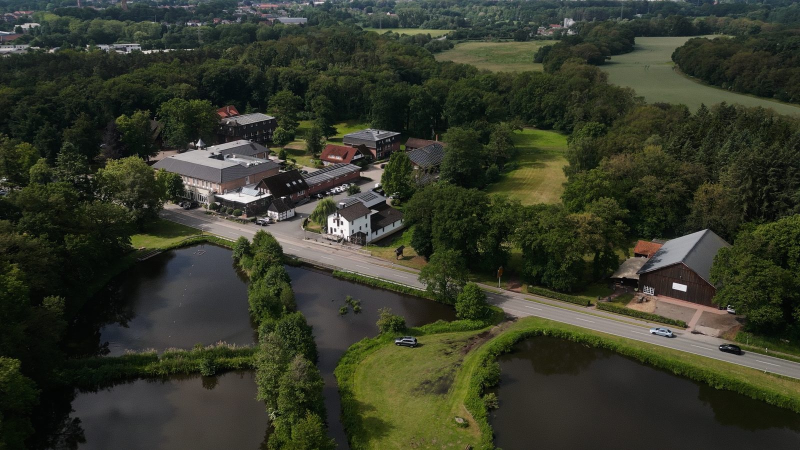 Luftaufnahme der Gutsanlage von Gut Altona mit Mühlbach und Teichen