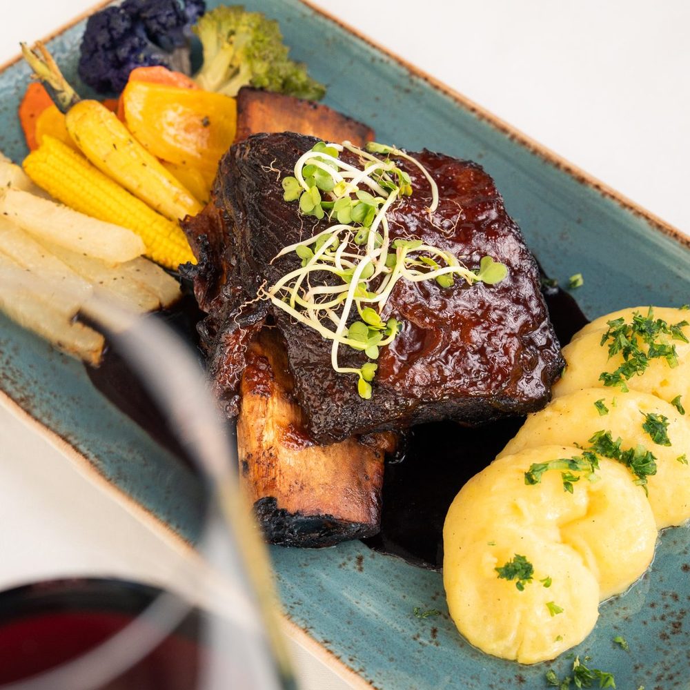 Short Rib vom dry aged Emsrind mit Kartoffelstampf und Sommergemüse aus dem Restaurant Gut Altona