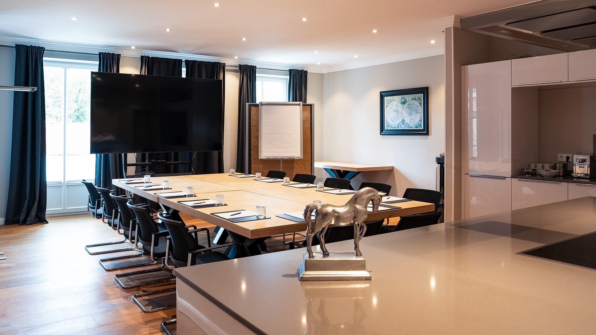 Tagungsraum Clubzimmer auf Gut Altona – lange Tafel mit Monitor und Tageslicht