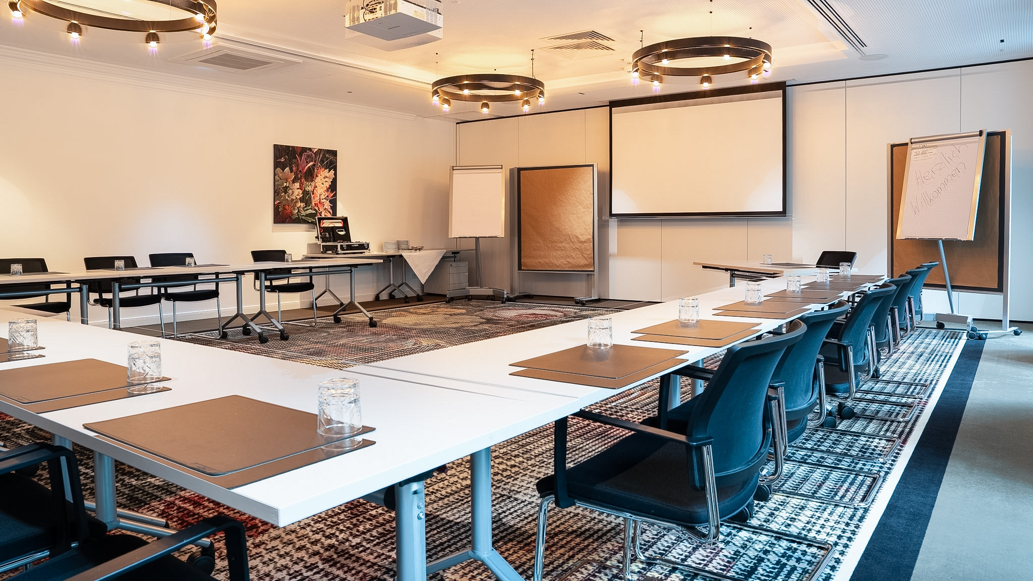 Tagungsraum Jakob auf Gut Altona – U-Form mit Leinwand und Flipcharts