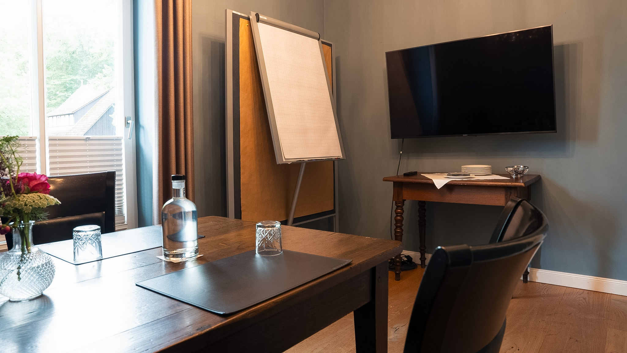 Tagungsraum Kontor auf Gut Altona – kleiner Raum mit Flipchart und Bildschirm