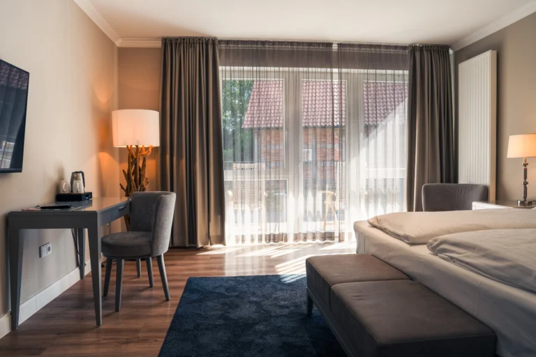 Arbeitsplatz im Business-Doppelzimmer auf Gut Altona mit Wasserkocher und Blick nach draußen