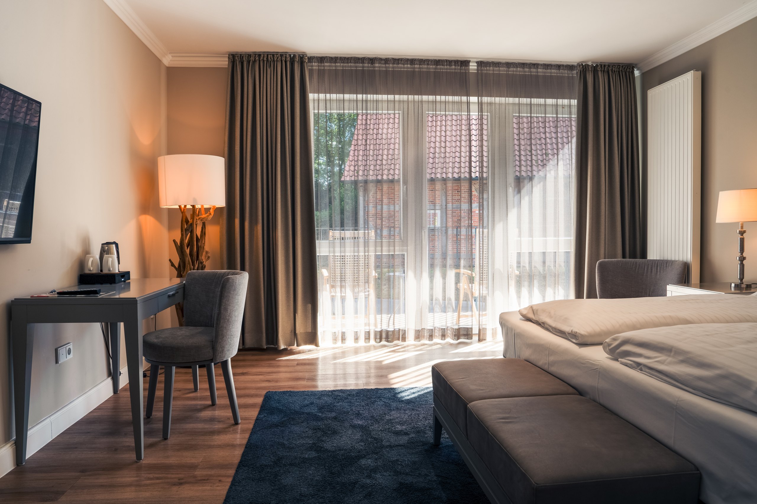Arbeitsplatz im Business-Doppelzimmer auf Gut Altona mit Wasserkocher und Blick nach draußen