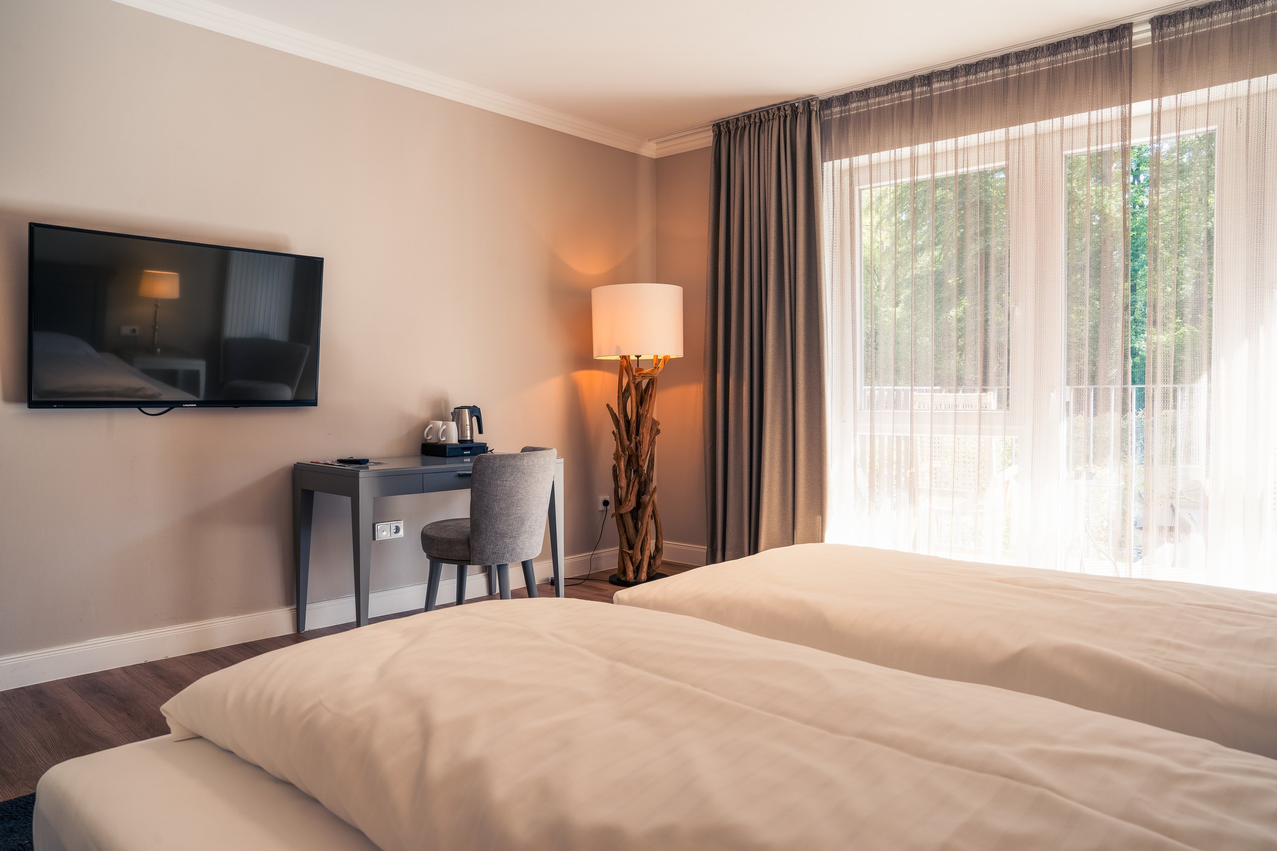 Business-Doppelzimmer auf Gut Altona mit Fernseher, Schreibtisch und Doppelbett