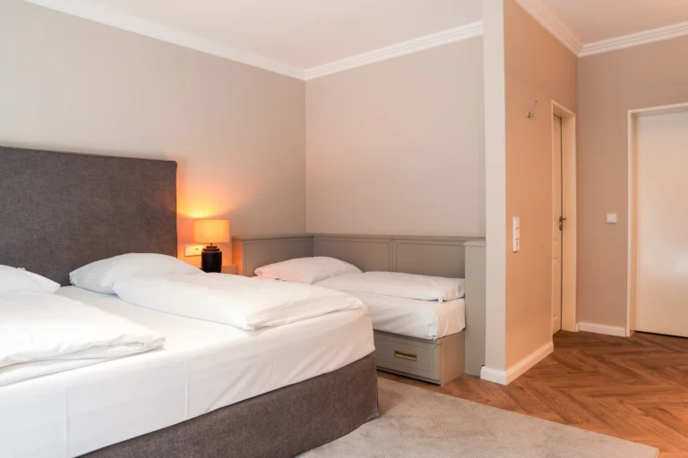Business-Dreibettzimmer auf Gut Altona mit Doppelbett und zusätzlichem Einzelbett