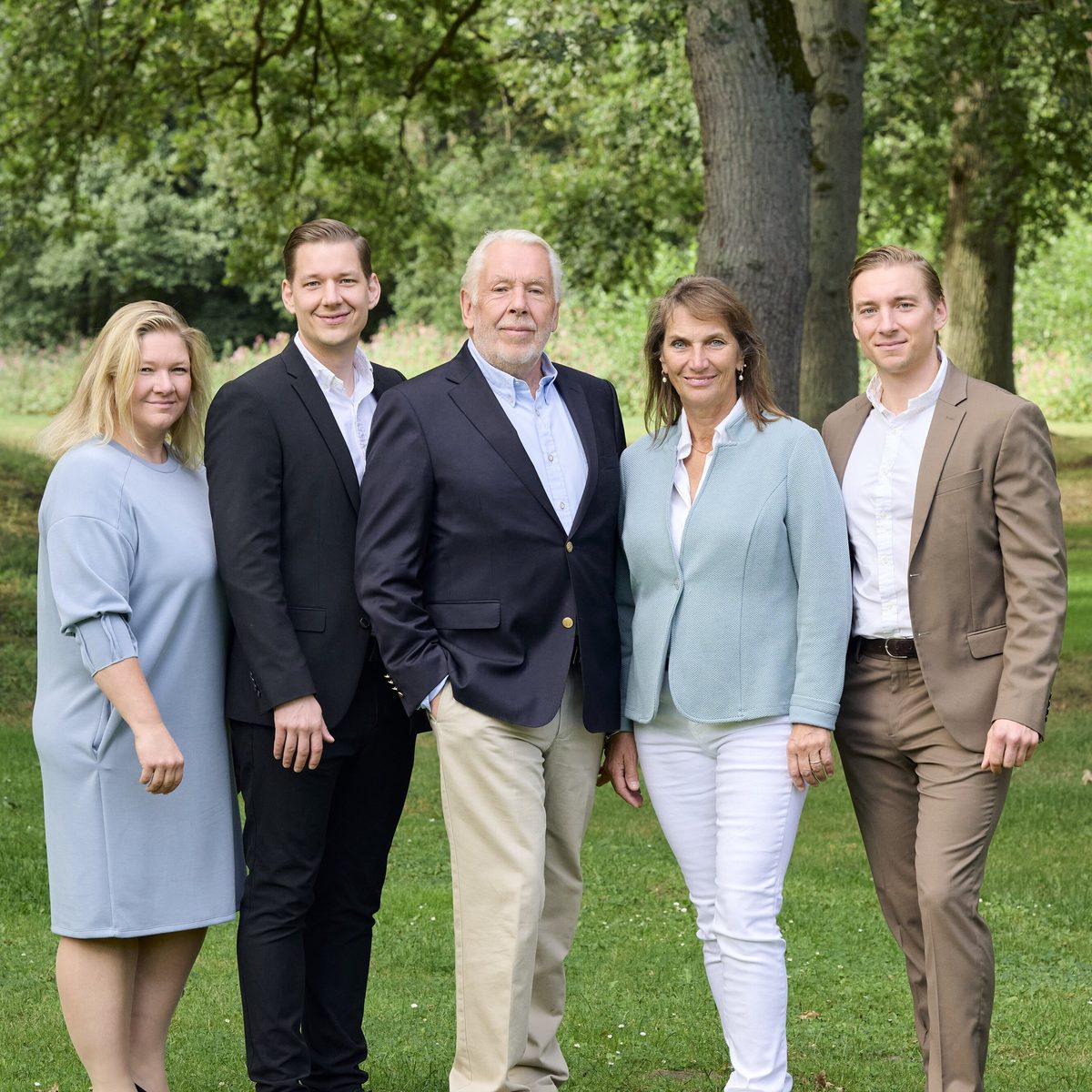 Familie Ahrmann im Park von Gut Altona: Nele, Malte, Heiner, Inka und Vincent Ahrmann