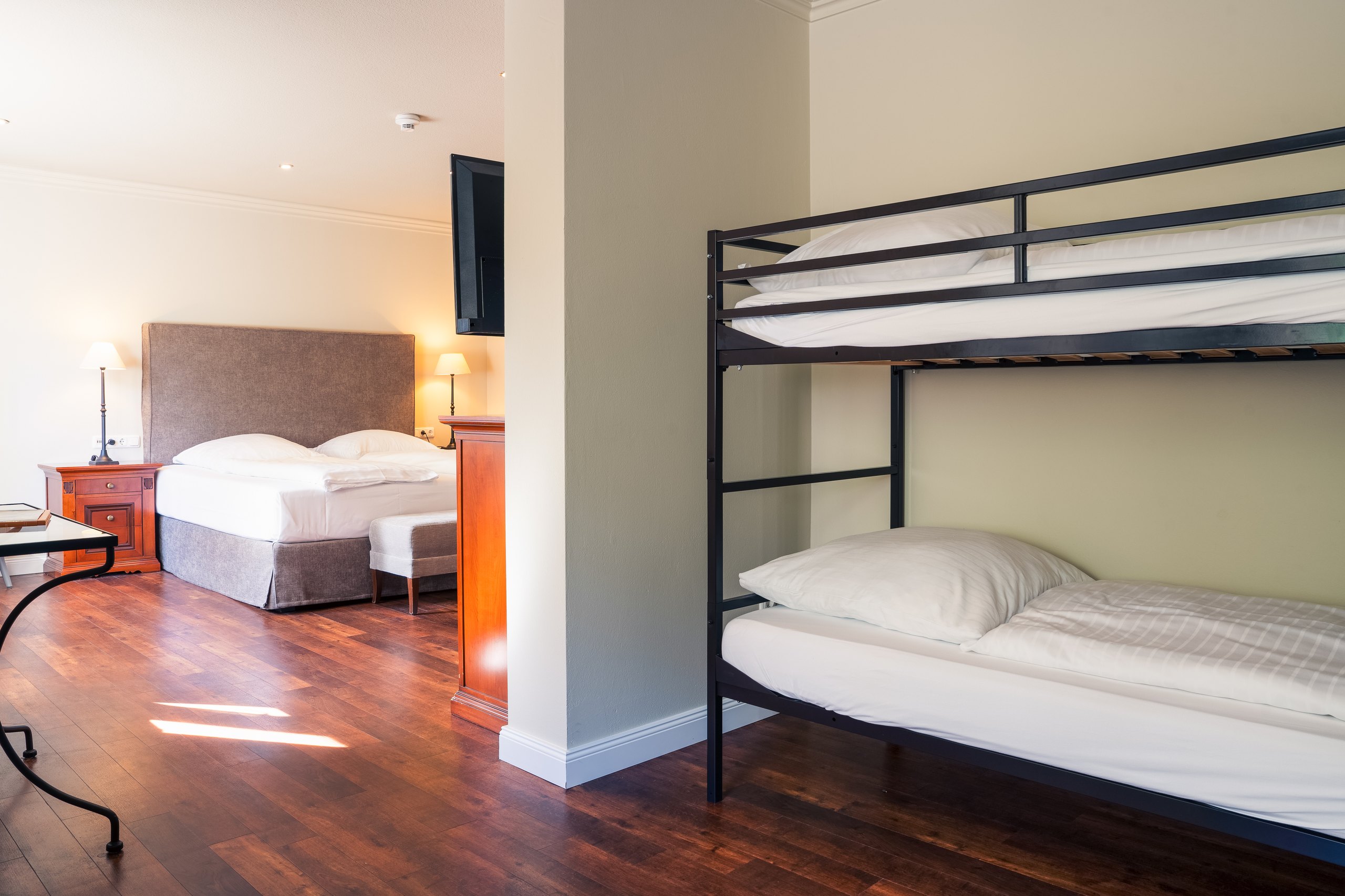 Familienzimmer auf Gut Altona mit Doppelbett und Etagenbett