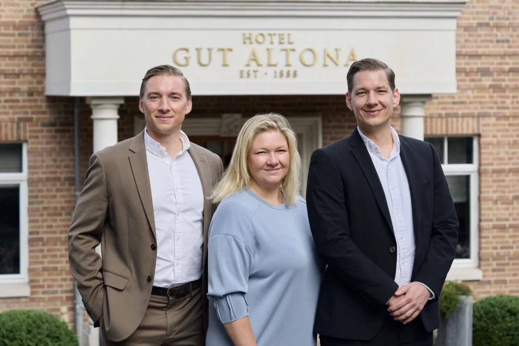 Vincent, Nele und Malte Ahrmann, die fünfte Generation auf Gut Altona, vor dem Haupthaus