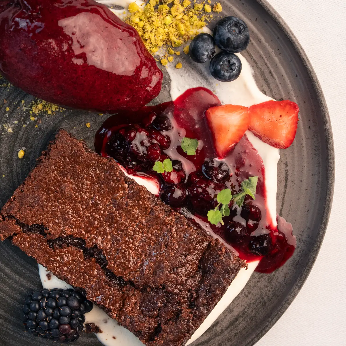 Schokoladen-Brownie mit Waldbeerenragout, Cassissorbet und frischen Beeren - Dessert im Restaurant Gut Altona