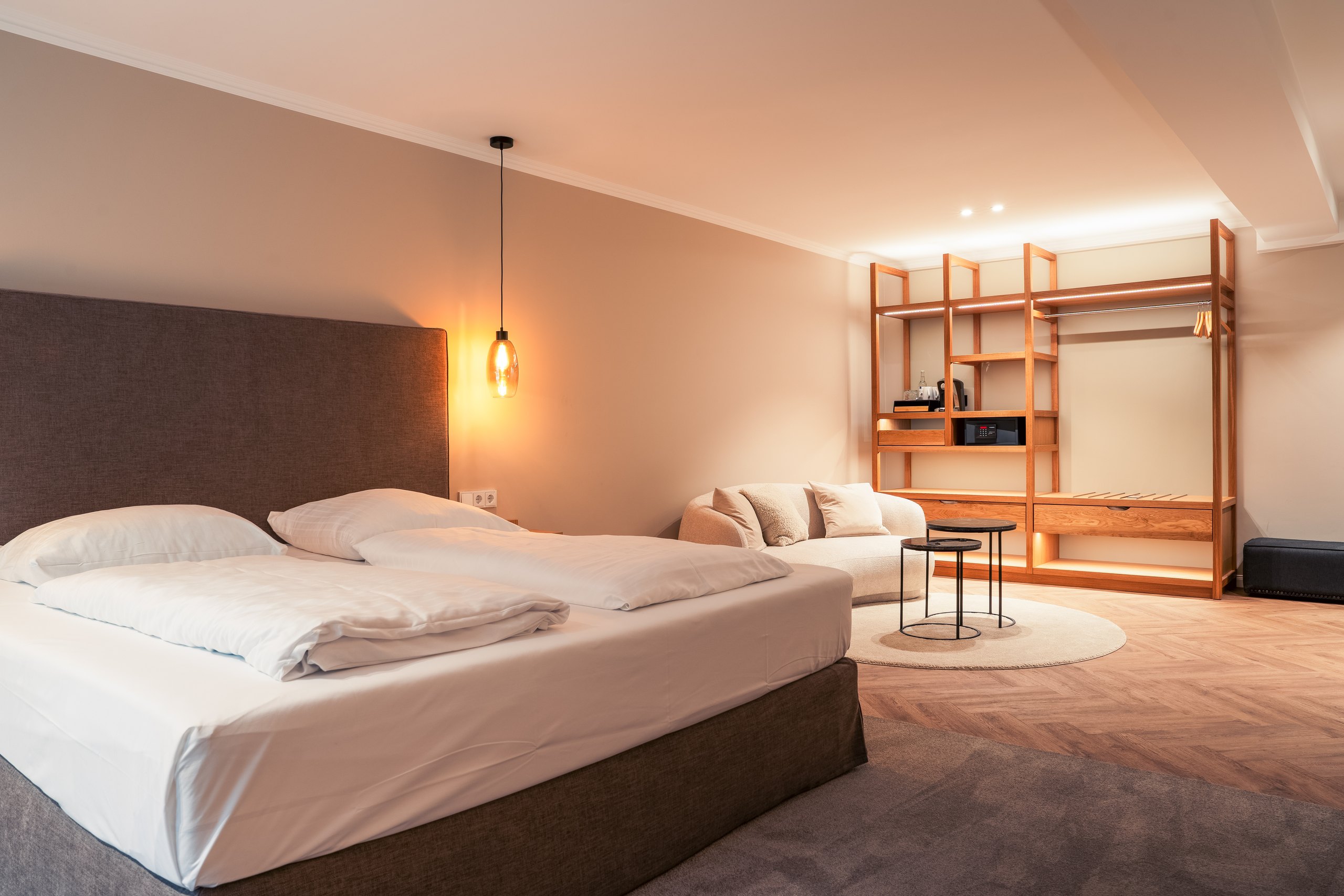 Premium-Doppelzimmer auf Gut Altona mit Doppelbett und offenem Regal