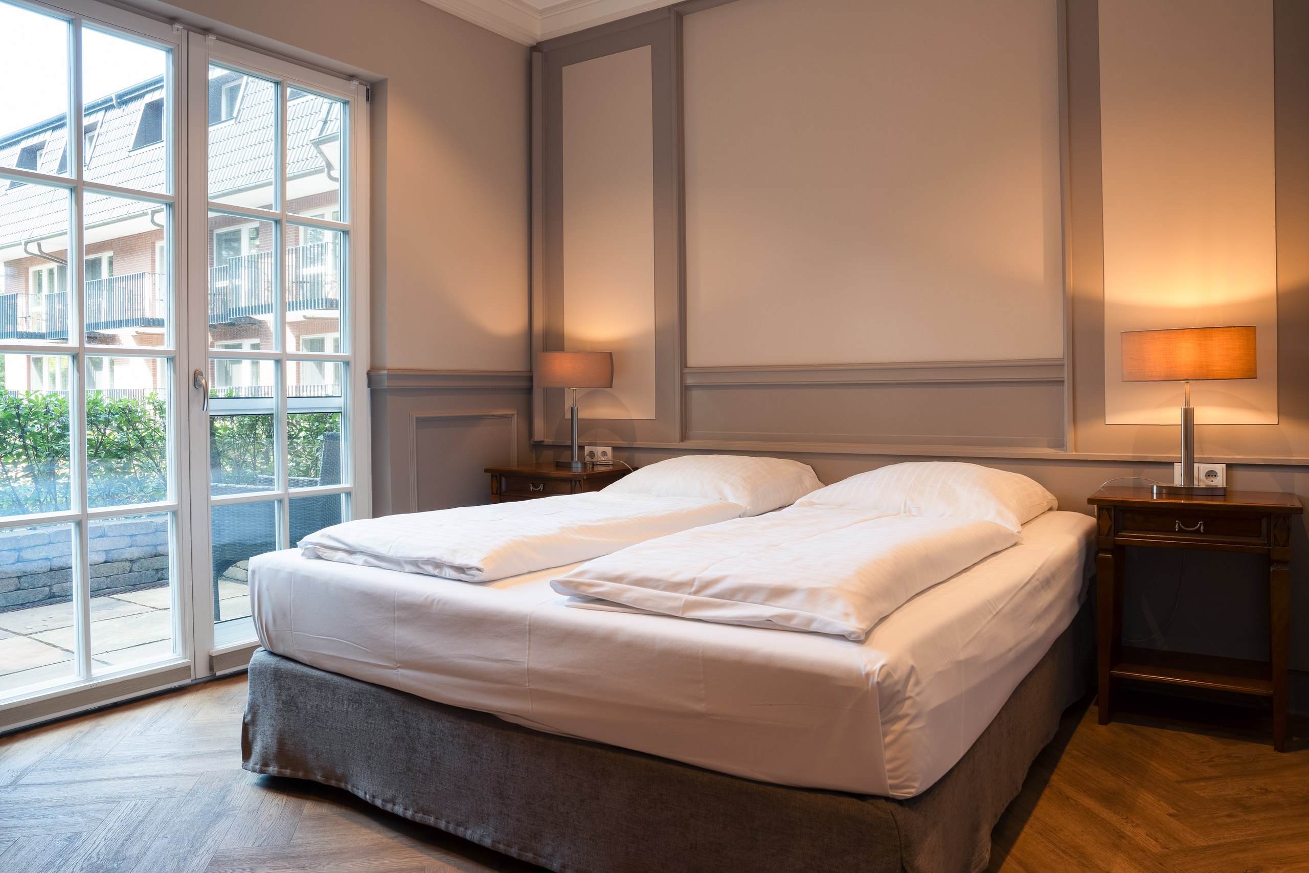 Standard-Doppelzimmer auf Gut Altona mit Doppelbett und Terrassentür ins Grüne