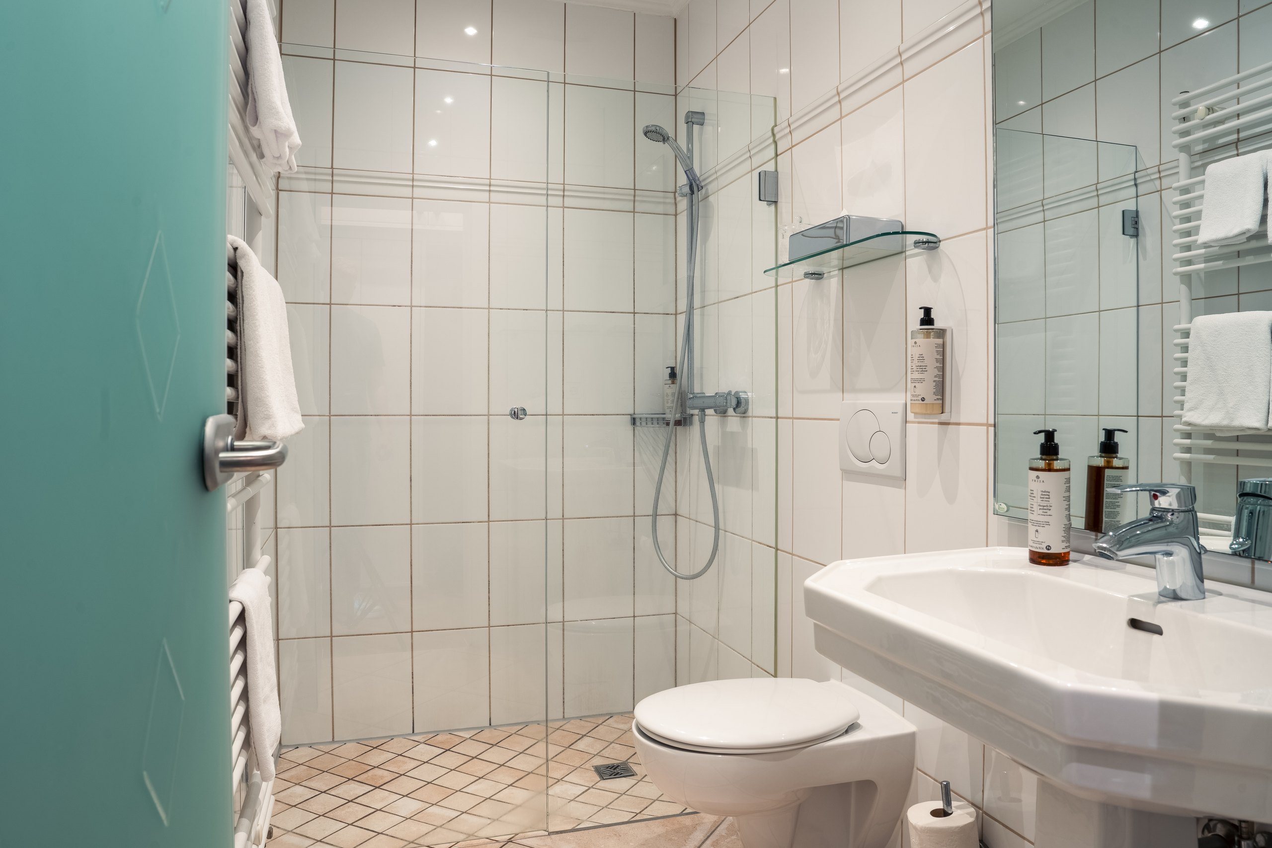 Helles Badezimmer im Standard-Doppelzimmer auf Gut Altona mit bodengleicher Dusche